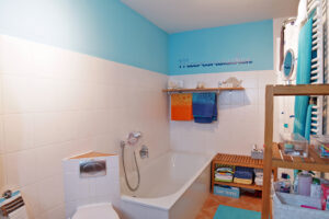 Badezimmer mit Vollbad und Dusche