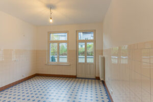 Küche mit Zugang zum Balkon